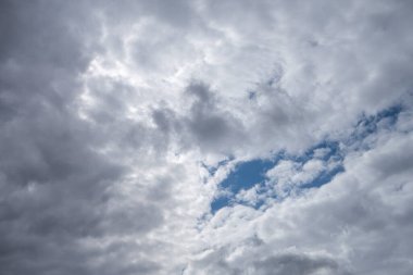 Aydınlık bir günde gri mavi bulutların bulutları. gökyüzü