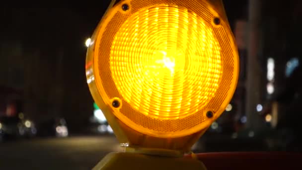 Nocne Konstrukcje Strona Zasilany Baterią Żółty Pomarańczowy Migające Światło Betonowym — Wideo stockowe