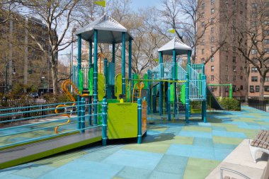 Mavi, yeşil, turuncu, çocukların oyun alanlarına tırmanıyor.