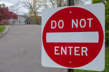 Banliyö bölgesinde trafik levhasına girmeyin