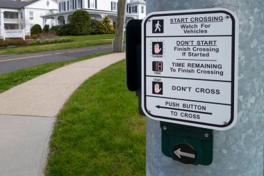 ok çapraz düğmesi ile sokak köşesi yürüyüş yolu işareti 