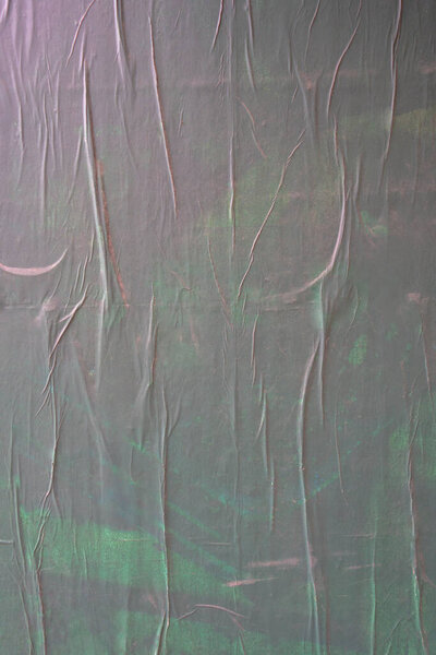 неровная наклеенная плакатная бумага с воздушными карманами и складками
