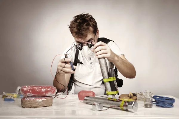 Terrorist finishing bomb — Stock Photo, Image