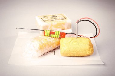 Plastik patlayıcı ve bombacı için ele geçirilen patlayıcı