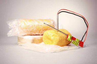 Plastik patlayıcı ve fünye