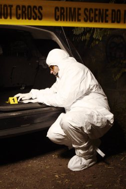 Araba bagajı olay yerine gelen mümkün koku izini sürmek-in toplama