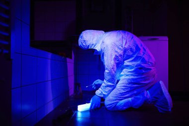 Uv ışık altında suç yeri DNA toplama kriminoloji uzmanı