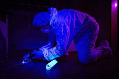 Banyoda Uv ışığı altında suç yeri DNA toplama kriminoloji uzmanı