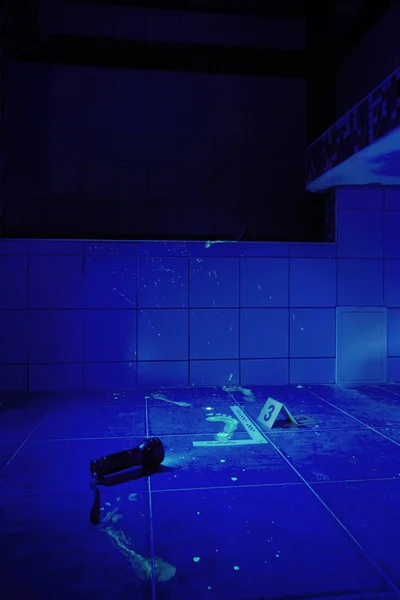 Plaats van de misdaad in badkamer onder UV-licht — Stockfoto