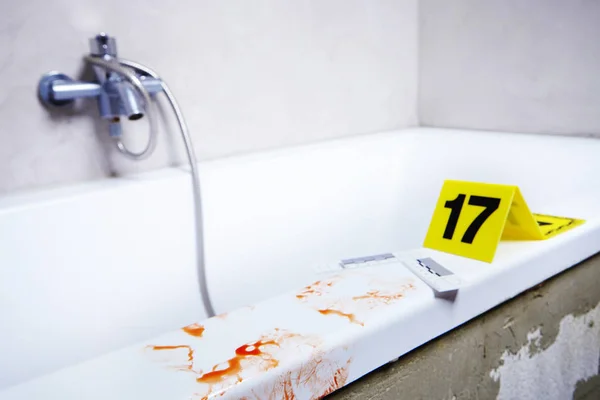 Foto evidencia de rastros de sangre en la bañera — Foto de Stock