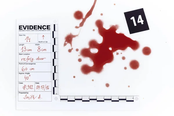 白い背景上の血の汚れのカードと証拠 — ストック写真