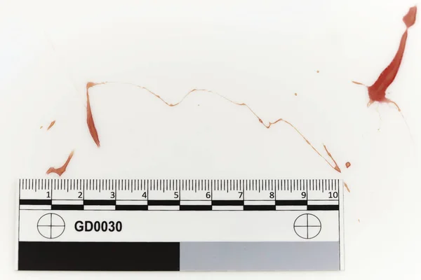 Beyaz arka plan üzerinde kan lekeleri kanıtı — Stok fotoğraf