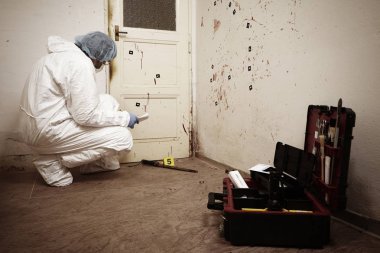 Duvarda kan lekeleri keşfetmek