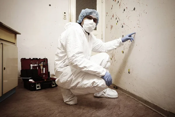 Exploración de salpicaduras de sangre en la pared — Foto de Stock