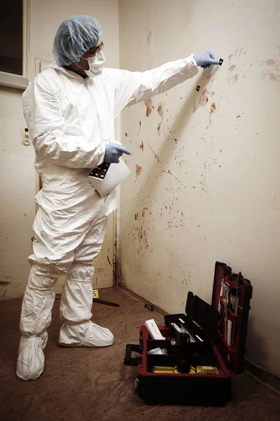 Técnico marcando manchas de sangre — Foto de Stock