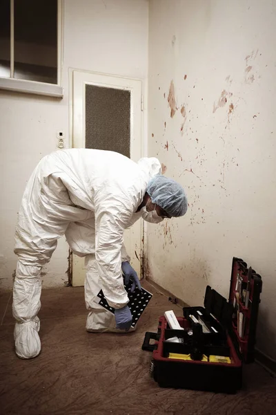 Técnico en el trabajo en la escena del crimen — Foto de Stock