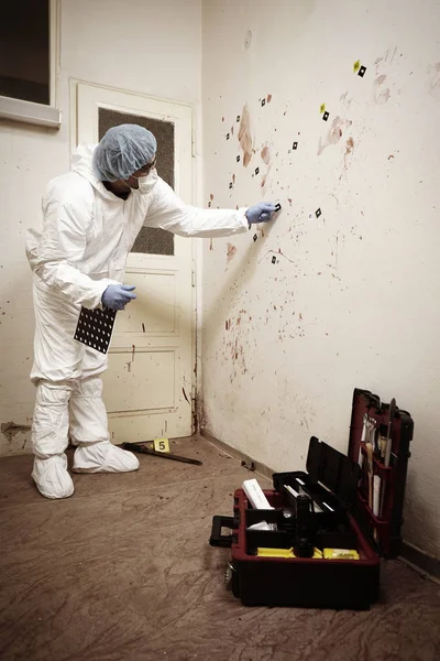 Técnico trabajando en la escena del crimen — Foto de Stock