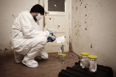 Koku izini sürmek yere polis teknisyen tarafından üzerinde çalışıyor