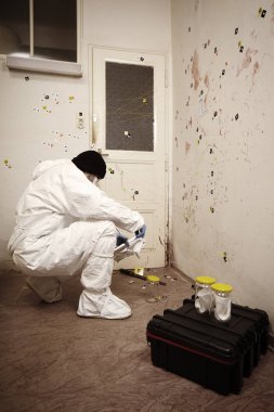 İzleri konumunda polis teknisyen tarafından toplama