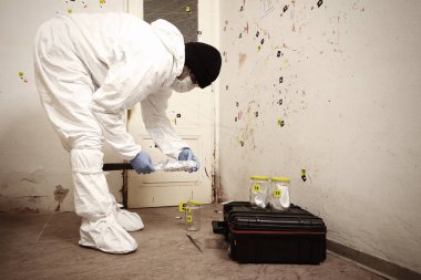 Koku izini sürmek yere polis teknisyen tarafından üzerinde çalışıyor