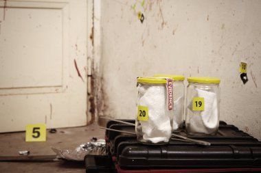 Koku izini sürmek yere polis teknisyeni tarafından toplama