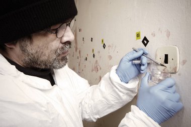 Kanıt konumunda teknisyen tarafından kazıma kan lekeleri