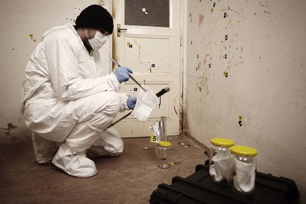 Lavorare sulle tracce di odore da parte del tecnico di polizia sul posto — Foto Stock