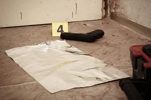 Koku izini sürmek-in tabanca sapı toplama hazırlamak