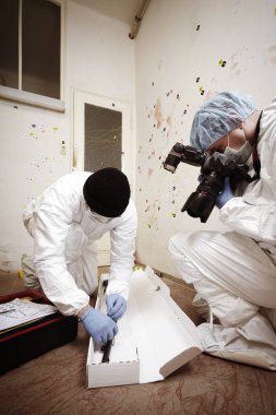 Crime scene Investigation - tabanca belgeleyen konumunda