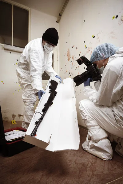 Técnicos de la escena del crimen en el lugar recogiendo evidencias de armas —  Fotos de Stock