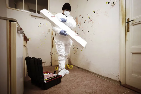 Bűnözés jelenet technikus helyen laboratóriumi teszt fegyver csomagolás — Stock Fotó