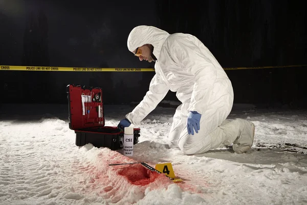 Criminólogo cuidando de la ubicación con cera de impresión para la fijación de la huella del zapato — Foto de Stock