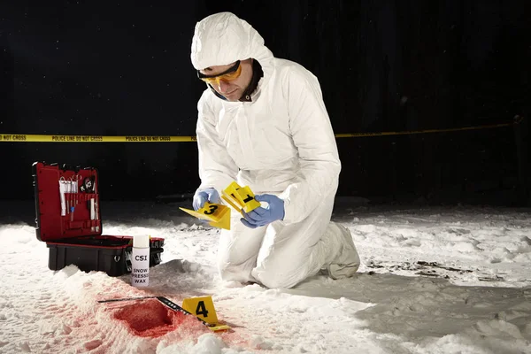 Criminólogo en el trabajo en el lugar con cera de impresión — Foto de Stock