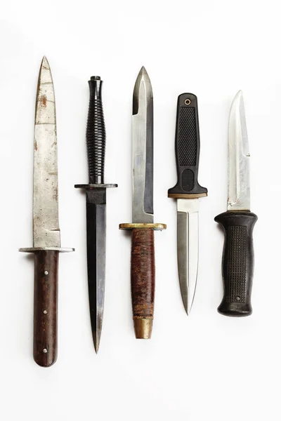Боевые ножи и кинжалы на белом фоне — стоковое фото