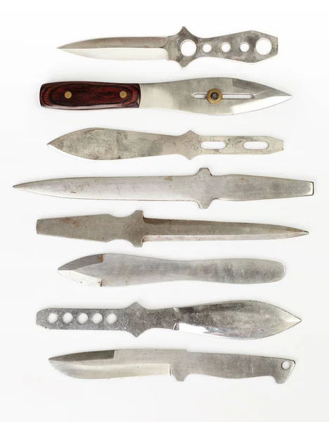 Несколько метательных ножей на белом фоне — стоковое фото