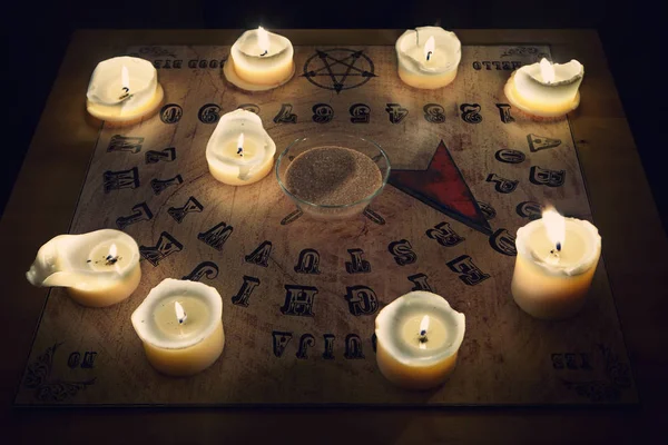 Ouija - conselho espiritual para se comunicar com fantasmas humanos — Fotografia de Stock