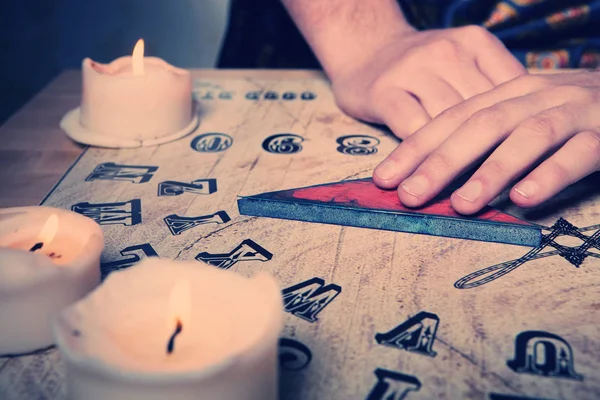 Ouija segítségével kommunikál az emberi szellem ember — Stock Fotó