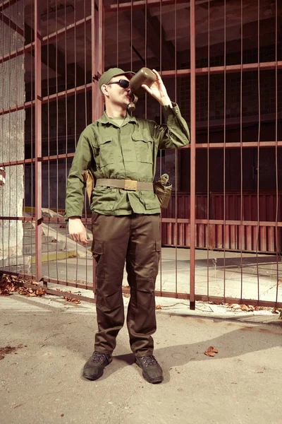 Soldado em serviço de sentinela bebendo de garrafa de campo — Fotografia de Stock