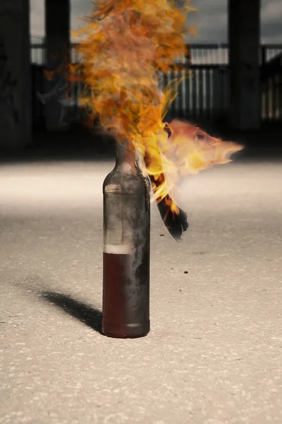 Bomba de botella de vidrio de cóctel molotov en el fuego — Foto de Stock