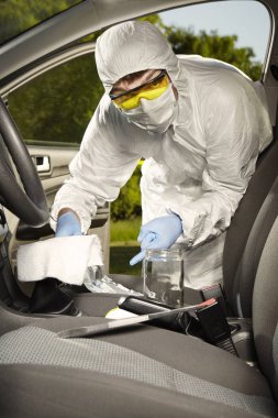 Kriminoloji uzmanı teknisyen tarafından koku izleri, vites toplama