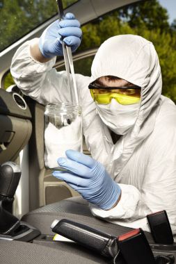 Kriminoloji uzmanı teknisyen tarafından koku izleri, vites toplama