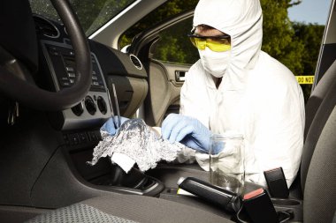 Kriminoloji uzmanı teknisyen tarafından koku izleri, vites toplama