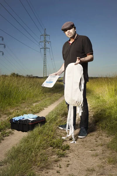 DNA ücretsiz genel ve koruyucu ekipman gösterilen polis teknisyeni