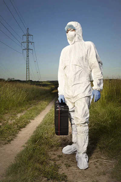 Técnico de policía en equipo general desechable y de protección listo para trabajar — Foto de Stock