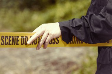 Polis adam elinde bariyer bandı