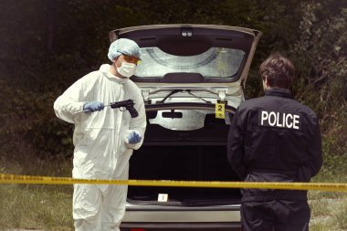 Polis memuru ve soruşturma yerinde çalışan teknisyeni