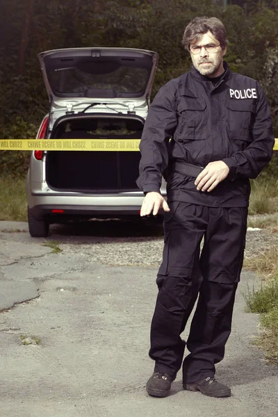 Polis erkek yer soruşturmanın güvenliğini sağlama — Stok fotoğraf