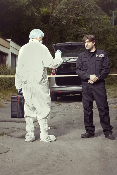 Police officer and technician working on place of investigation — Stock Photo, Image