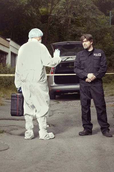 Oficial de policía y técnico que trabaja en el lugar de la investigación — Foto de Stock