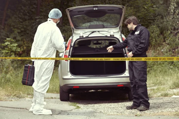 Polis och tekniker arbetar på platsen för undersökningen — Stockfoto